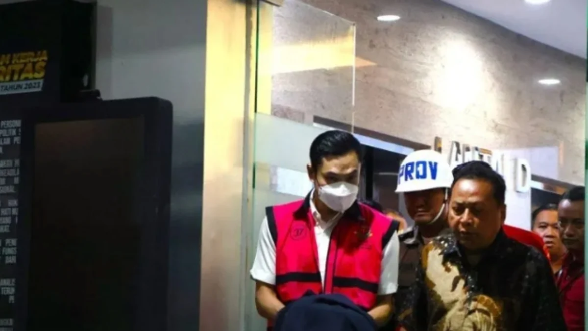 Harvey Moeis suami artis Sandra Dewi tersangka kasus korupsi, keluar dari gedung pemeriksaan Jampidsus Kejaksaan Agung, Jakarta. (Antara)