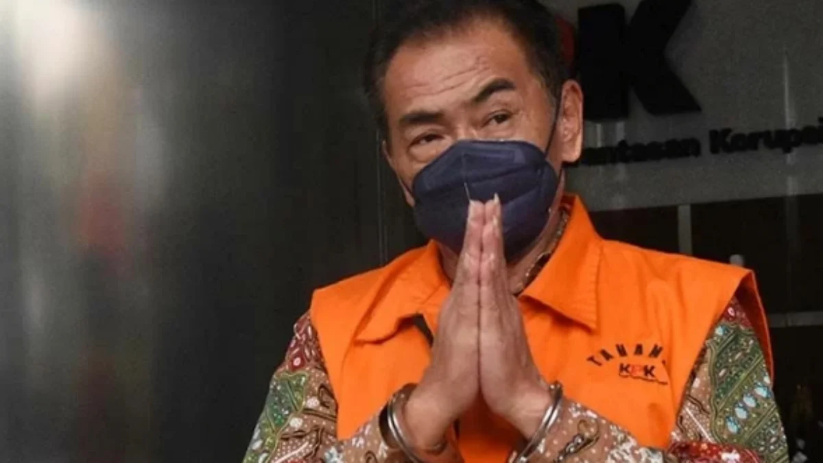 Dok. Tersangka Bupati Banjarnegara nonaktif Budhi Sarwono memakai baju tahanan usai menjalani pemeriksaan di Gedung Merah Putih KPK, Jakarta, Selasa (23/11/2021). (ANTARA)