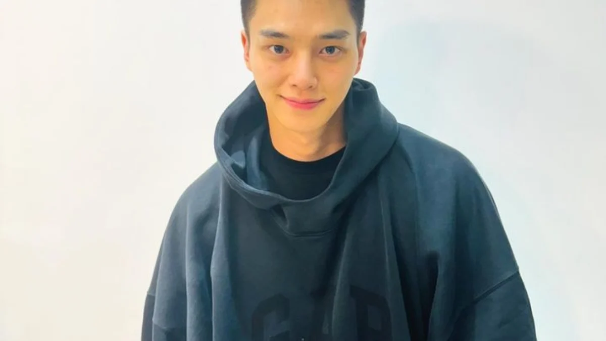 Song Kang Bagikan Potret Dirinya dengan Rambut Cepak sebelum Wamil Potret Song Kang dengan Rambut Cepak sebelum Wamil