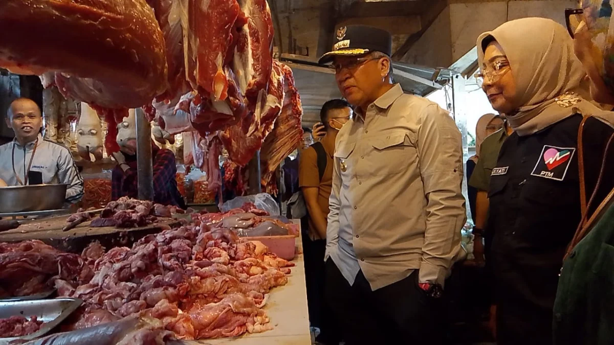 Pj Wali Kota Cimahi Sidak Pasar Jelang Idul Fitri, Fokus Cek Kualitas Pangan dan Harga Komoditas Doc. Peninjauan Stabilitas Harga dan Ketersediaan Stock Pangan oleh Pj Wali Kota Cimahi, Dicky Saromi beserta jajaran untuk Memastikan Ketersediaan Pangan Menjelang Lebaran (Mong)