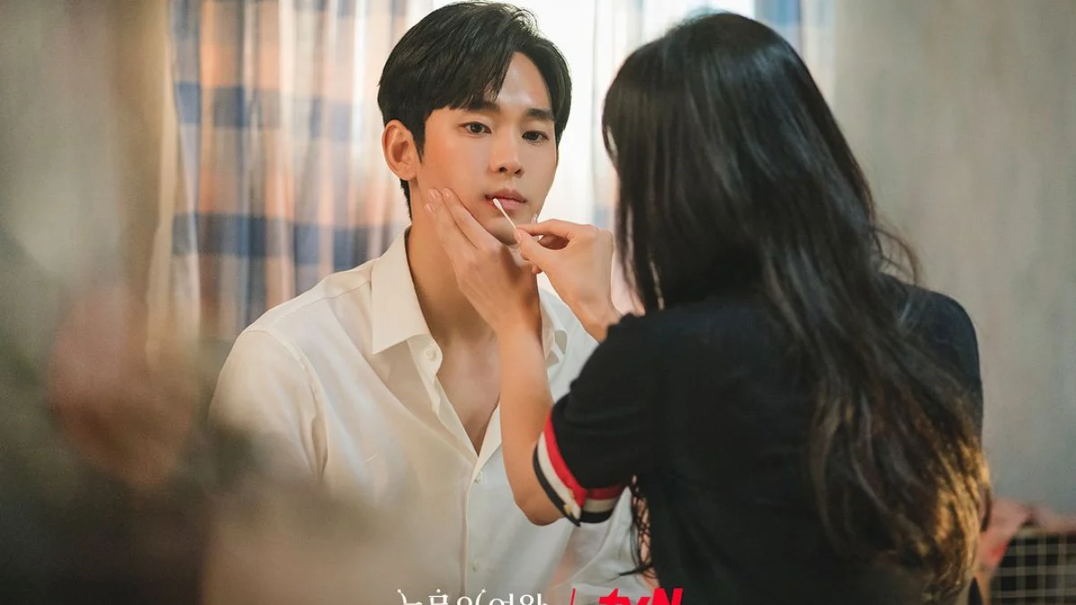 Hong Hae In sedang mengobati Hyeon Woo dalam drama Queen Of Tears (Instagram: tvn_drama)