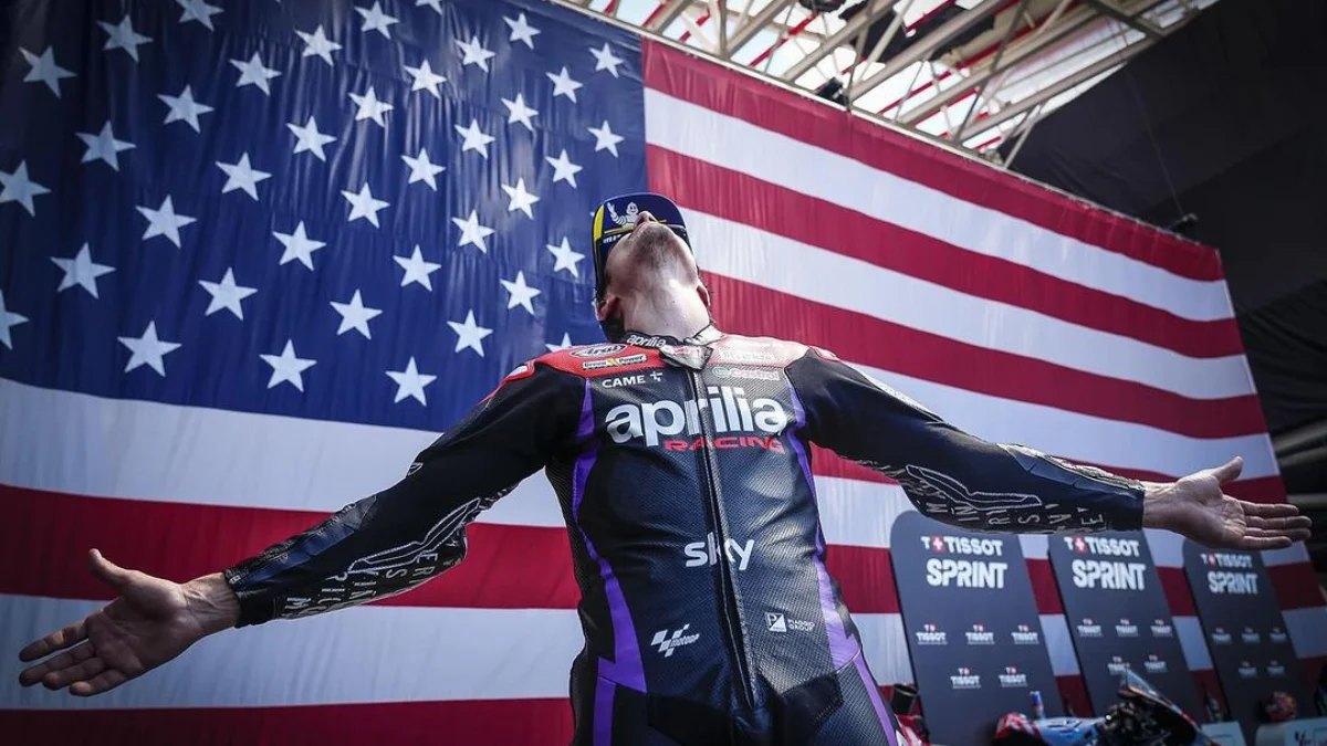 Gores Sejarah di Austin, Maverick Vinales Rider Pertama Menangi MotoGP Pakai 3 Motor Berbeda Maverick Vinales saat selebrasi di podium MotoGP Amerika 2024 (Instagram: maverick12official)