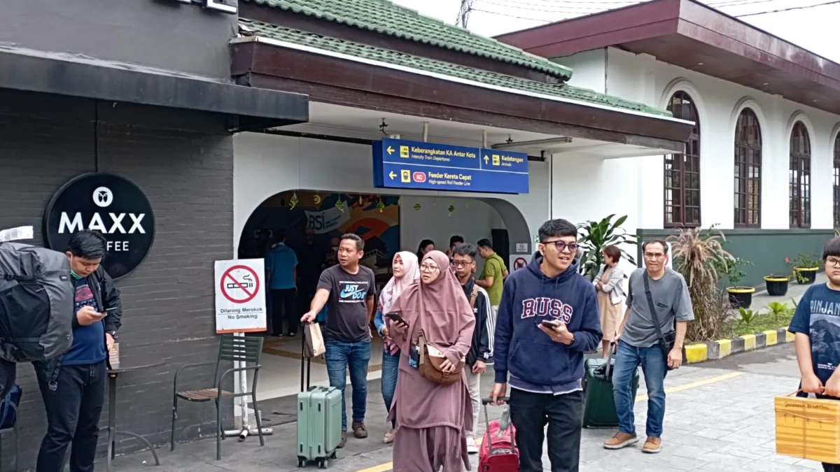 Dok. Pemudik yang kembali ke Kota Bandung di Stasiun Bandung. Foto. Sandi Nugraha.