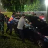 Petugas gabungan saat mengevakuasi Mobil Avanza hitam dari dalam parit di Jalan Jalan Raya Cilameri-Subang, Kabupaten Subang, Minggu (8/4).