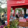 Jejen (55 tahun) penjual bunga (rampe) di TPU Taman Bahagian Kota Sukabumi