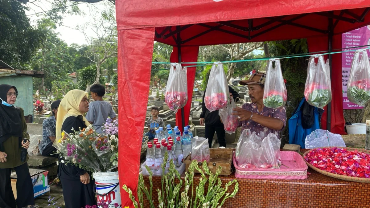 Kisah Penjual Bunga Tabur Dapat Untung di Hari Raya Idul Fitri Jejen (55 tahun) penjual bunga (rampe) di TPU Taman Bahagian Kota Sukabumi