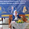 Direktur Perumdam Tirta Anom Kota Banjar E Fitrah Nurkamilah saat menjadi narasumber dalam tasyakuran dan Hari Lahir Kopri ke-55 di Aula Munas Pondok Pesantren Miftahul Huda Al-Azhar Citangkolo, Kamis (5/1/2023). (dok/Jabar Ekspres)