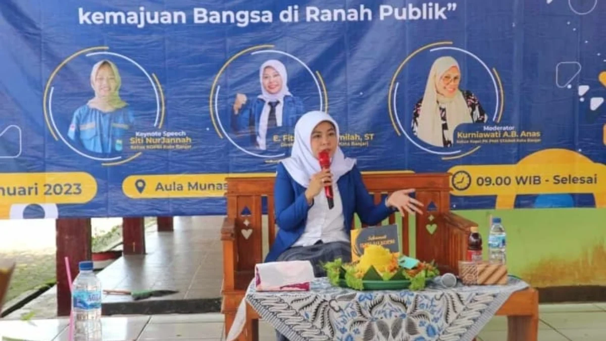 Direktur Perumdam Tirta Anom Kota Banjar E Fitrah Nurkamilah saat menjadi narasumber dalam tasyakuran dan Hari Lahir Kopri ke-55 di Aula Munas Pondok Pesantren Miftahul Huda Al-Azhar Citangkolo, Kamis (5/1/2023). (dok/Jabar Ekspres)