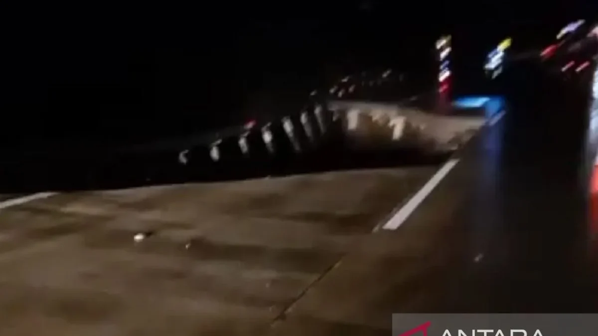 Jalur Tol Bocimi KM 62 yang longosr, Rabu (3/4) malam.
