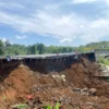 Ist. Jalan amblas atau longsor di Km 64 Tol Bocimi arah Sukabumi. Dok. Jabar Ekspres.