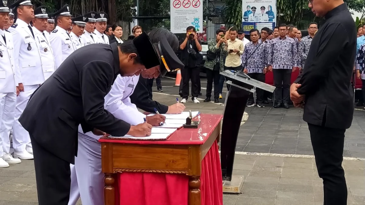 Ilustrasi: Wali Kota Bogor, Bima Arya saat melantik ratusan ASN atas jabatan baru di Plaza Balai Kota Bogor, Jumat (1/12). (Yudha Prananda / Jabar Ekspres)