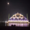 Pesona Masjid Al Jabbar di malam hari.