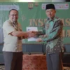 Kegiatan Penyerahan Apresiasi Fasilitator Sertifikasi Halal oleh Ketua YPM Salman ITB Prof. Dr. Ir. Suwarno, M.T., Di Masjid Salman ITB kepada Kepala Departemen TJSL Bio Farma Sarmedi (28/03).