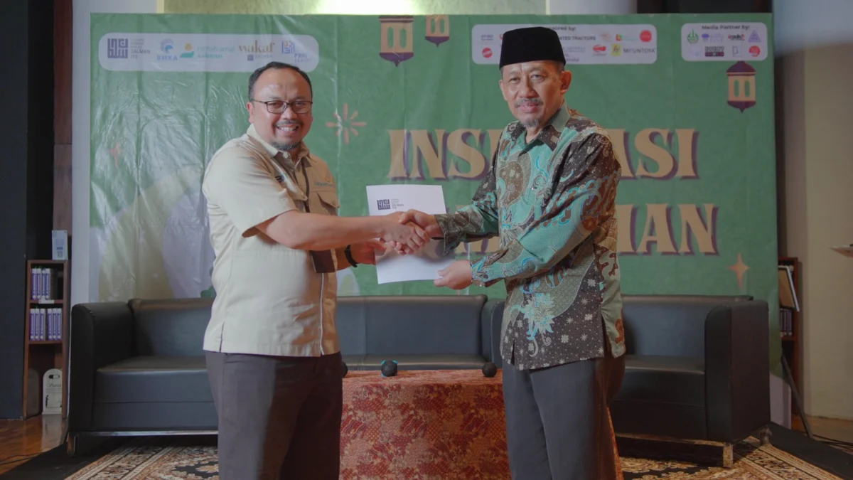 Bio Farma Raih Apresiasi Fasilitator Sertifikasi Halal dari YPM Salman ITB Kegiatan Penyerahan Apresiasi Fasilitator Sertifikasi Halal oleh Ketua YPM Salman ITB Prof. Dr. Ir. Suwarno, M.T., Di Masjid Salman ITB kepada Kepala Departemen TJSL Bio Farma Sarmedi (28/03).