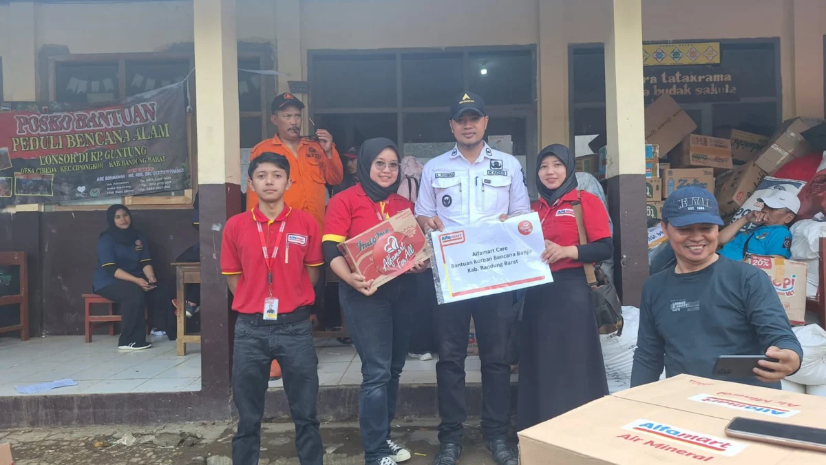 Alfamart Kirimkan Bantuan Untuk Korban Banjir Cipongkor Alfamart Kirimkan Bantuan Untuk Korban Banjir Cipongkor