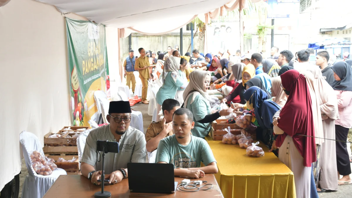 Sekda Kota Banjar, Soni Harison (kiri) saat sedang zoom dengan Badan Pangan Nasional (Bapenas) di sekitar lokasi Pangan Murah di halaman Kelurahan Banjar, Senin 1 April 2024.