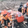Petugas gabungan saat mencari korban longsor di Cipongkor, Bandung Barat. Senin (1/4). Foto istimewa