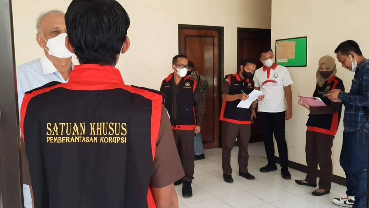 Tim Pidsus Kejaksaan Negeri Ciamis saat menggeledah PT Rona Niaga Raya di wilayah Cimaragas, Kabupaten Ciamis, Senin 1 April 2024. Dua tersangka diringkus dalam perkara korupsi yang merugikan negara Rp56 miliar tersebut.