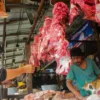 Penjual daging sapi potong sebagai salah satu bahan pokok di Pasar Induk Gedebage, Kota Bandung.