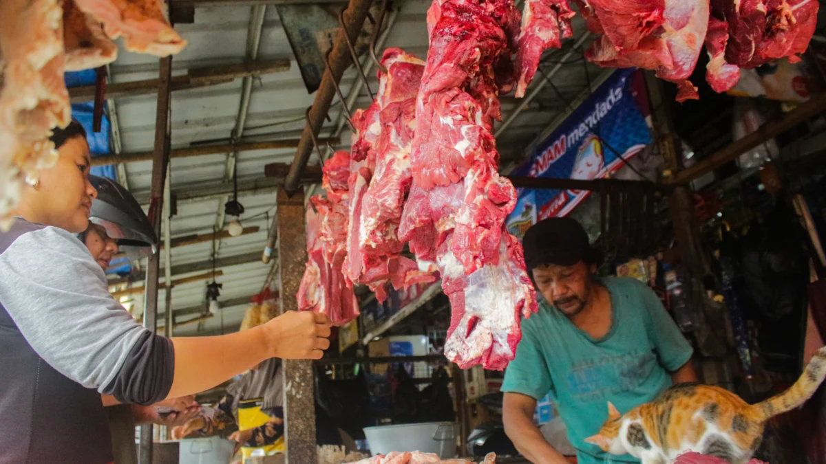 Bapanas Pastikan Bahan Pokok Aman selama Lebaran 2024 Penjual daging sapi potong sebagai salah satu bahan pokok di Pasar Induk Gedebage, Kota Bandung.