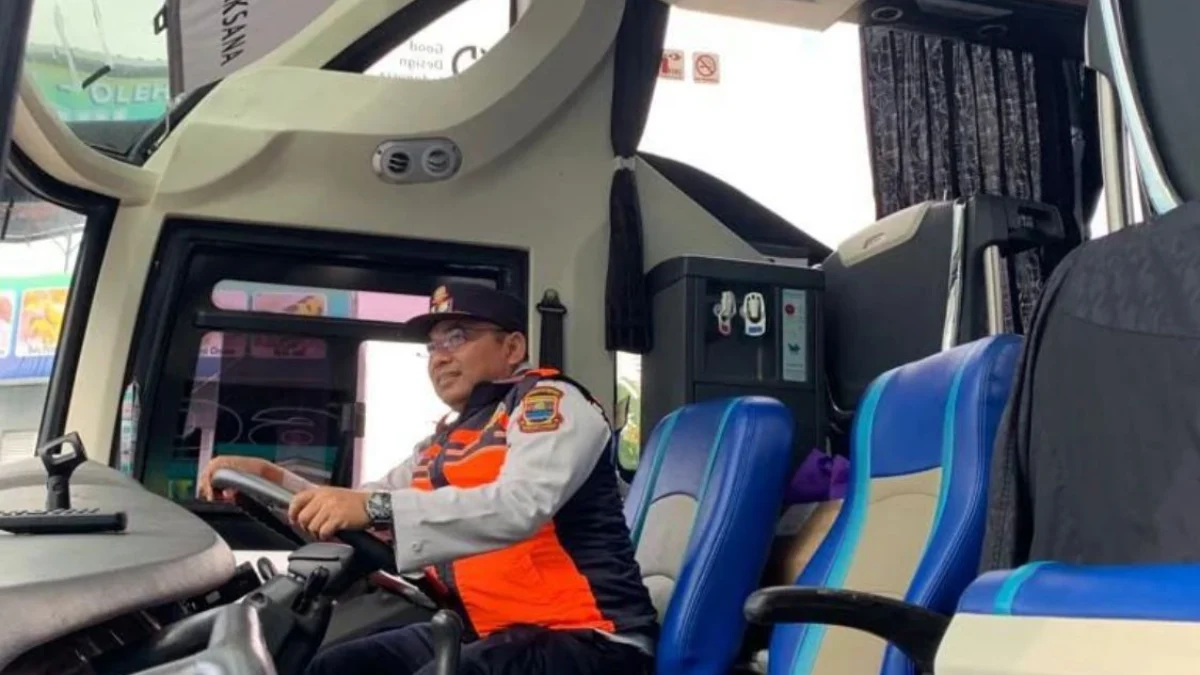 Ratusan Peserta Mudik Gratis Program Dishub KBB Siap Diberangkat Petugas Dishub KBB saat memeriksa kondisi bus yang akan dipakai dalam program mudik gratis, Senin (1/4).