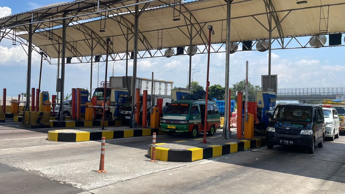 H-8 Idul Fitri 2024, Arus Lalu Lintas di Exit Tol Cileunyi Masih Normal, Belum Ada Kepadatan Kendaraan. Foto Agi Jabar Ekspres