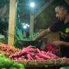 Penjual cabe merah, di Pasar Induk Gedebage, Kota Bandung. (Pandu Muslim/Jabar Ekspres)