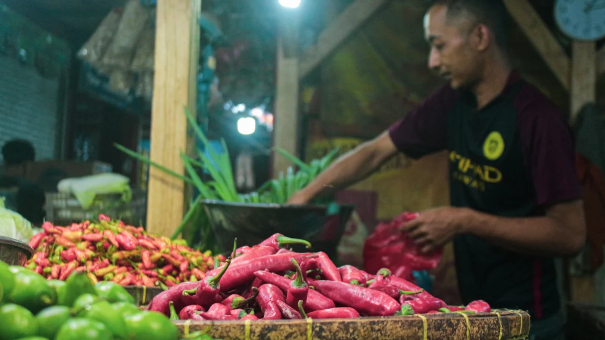 Penjual cabe merah, di Pasar Induk Gedebage, Kota Bandung. (Pandu Muslim/Jabar Ekspres)