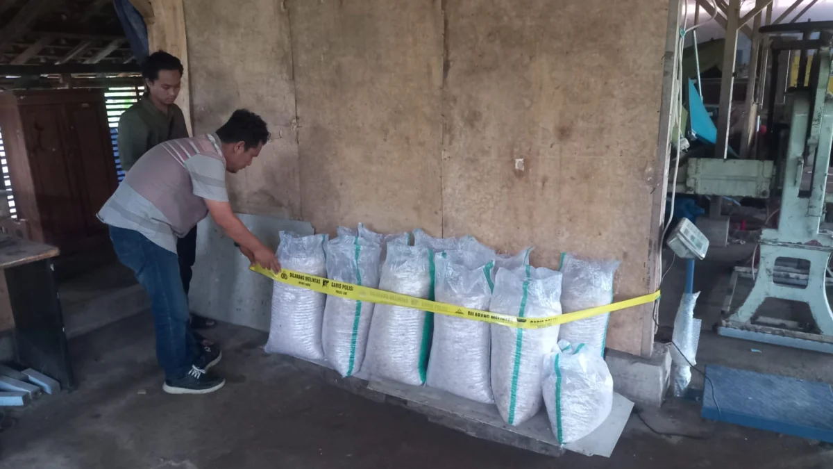 Kasus Pengolahan Limbah Infus Ilegal di Kota Banjar Diambil Alih Polres Anggota Polsek Pataruman saat menyita dan memasang garis polisi di lokasi pengolahan limbah infus milik yayasan di wilayah Tanjungsukur, Kota Banjar.