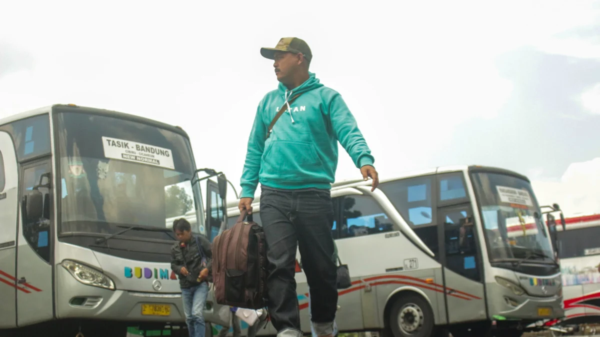Ilustrasi calon pemudik di Terminal Cicaheum, Kota Bandung, Selasa(2/4). (Pandu Muslim/Jabar Ekspres)