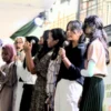 Kolaborasi antara Siswa-siswi Muslim dan Non Muslim dalam Penutupan Dawai Ramadan SMPN 1 Cimahi, Selasa 2 April 2024.