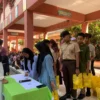 Doc. Antrean Pembagian Sembako dari Siswa untuk Siswa SMPN 8 Cimahi (Mong)
