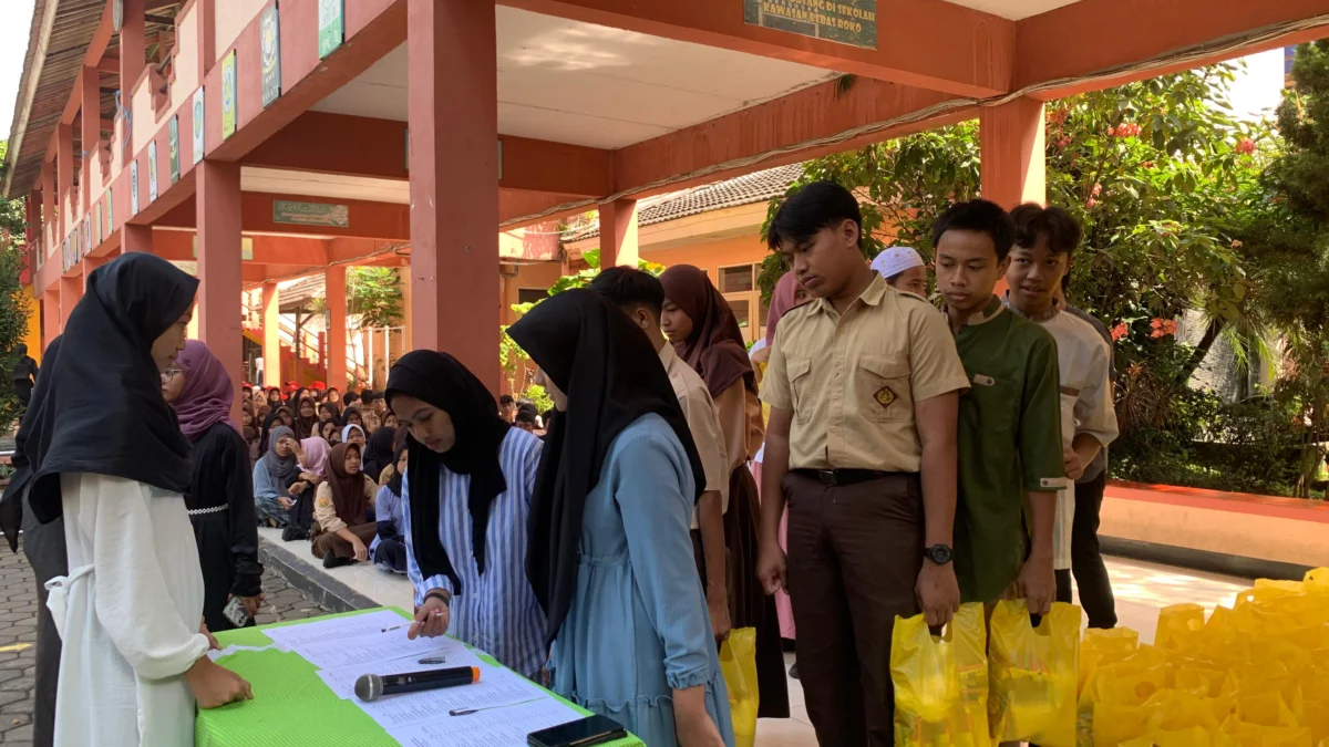 Doc. Antrean Pembagian Sembako dari Siswa untuk Siswa SMPN 8 Cimahi (Mong)