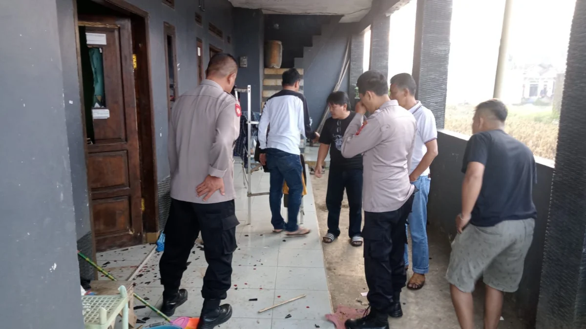 Seorang pemuda bernama Randi Firdaus (19) menjadi korban pembacokan dan penganiayaan yang dilakukan oleh tiga terduga pelaku di kediamannya di Kampung Sukamanah, Desa Majakerta, Kecamatan Majalaya, Kabupaten Bandung pada Selasa (2/4/2024). Foto Istimewa