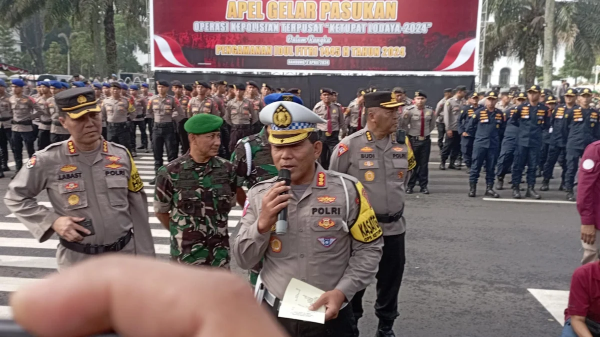 Mulai Besok, 27 Ribu Personel Gabungan Siap Amankan Arus Mudik Balik Lebaran 2024 Dok. Dirlantas Polda Jabar, Kombes Pol Wibowo (tengah). Rabu (3/4). Foto. Sandi Nugraha.