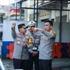 Kapolres Sukabumi, AKBP Tony Prasetro (kiri) dan Kapolda Jabar, Irjen. Pol. Dr. Akhmad Wiyagus (kanan) saat memantau kesiapan arus mudik Lebaran 2024 di Jalur Sukabumi.