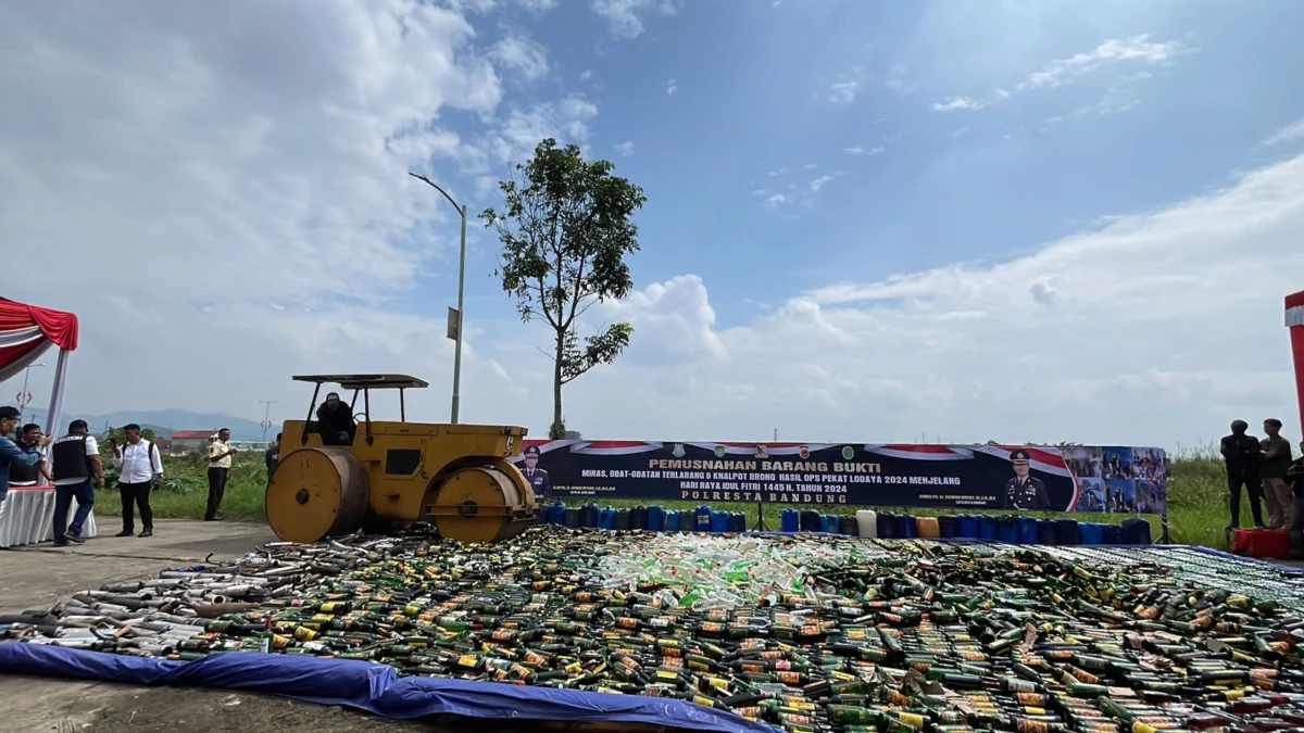Jelang Idul Fitri 2024, Polresta Bandung Musnahkan Puluhan Ribu Botol Miras, Obat Terlarang dan Knalpot Brong Kepolisian Resor Kota (Polresta) Bandung melaksanakan pemusnahan barang bukti operasi pekat yang dilakukan sejak 1 Maret hingga 31 Maret 2024 di Gedung Dome Bale Rame, Soreang, Rabu (3/4/2024). Foto Agi Jabar Ekspres