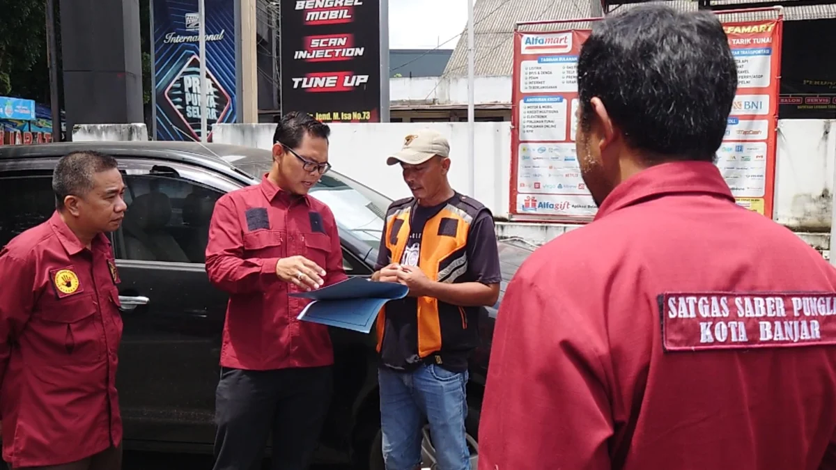 Tim Saber Pungli Kota Banjar menindak salah satu juri parkir liar di Kota Banjar, Rabu 3 April 2024.
