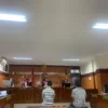 Suasana sidang kedua kasus Pembunuhan debt collector oleh IRT, Akbar sobar (kiri kemeja kotak) selaku suami Putri (mengundurkan diri sebagai saksi) dan Henhen alias mang embing (kanan, baju kemeja garis) sebagai sopir angkot yang membawa kasur berisi mayat.