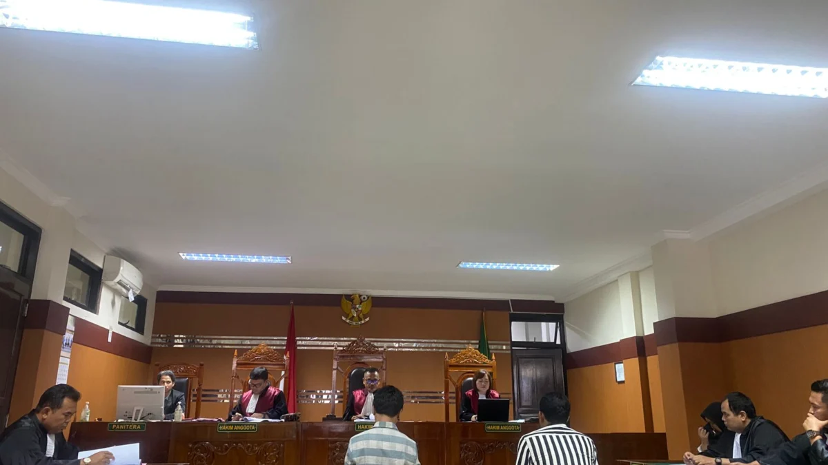 Suasana sidang kedua kasus Pembunuhan debt collector oleh IRT, Akbar sobar (kiri kemeja kotak) selaku suami Putri (mengundurkan diri sebagai saksi) dan Henhen alias mang embing (kanan, baju kemeja garis) sebagai sopir angkot yang membawa kasur berisi mayat.