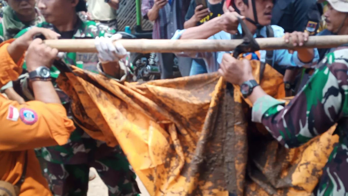 Tim SAR gabungan saat mengevakuasi korban balita yang terseret 15 kilometer dari lokasi titik longsor di Bandung Barat. Rabu (3/4). Foto Jabarekspres