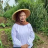 Kadispangtan Kota Cimahi, Tita Mariam, usai melaksanakan panen cabai pertama di Kampung Lebak, Cipageran, Kota Cimahi, Rabu (3/4).