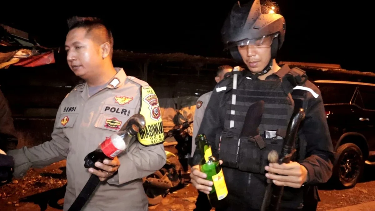 Bawa Sajam dan Miras, 13 Preman di Majalaya Diamankan Polisi Polsek Majalaya bersama Tim Si Jalak Presisi dan Resmob Polresta Bandung menggelar operasi premanisme yang mengganggu ketenangan masyarakat di wilayahnya pada Rabu (3/4/2024) dini hari. 13 preman berhasil diamankan. Foto Istimewa