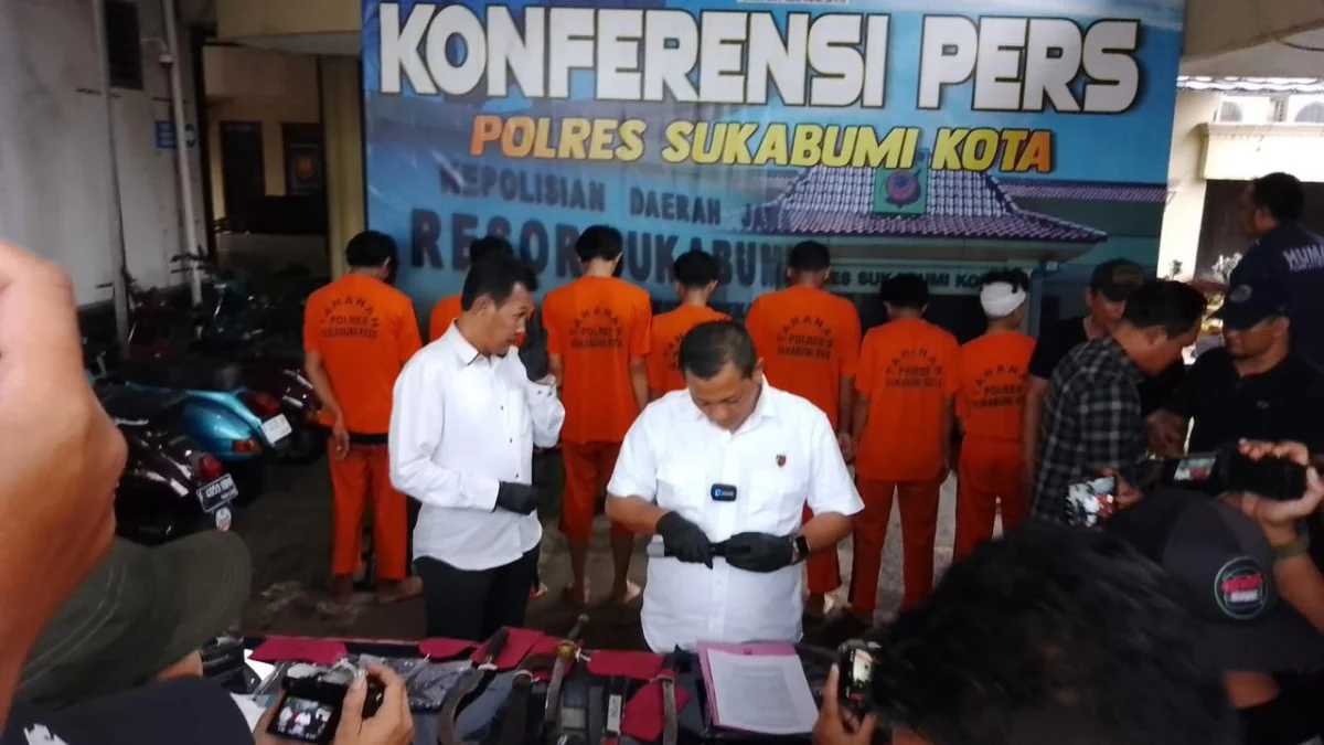 Diduga Berebut Lahan Parkir, 8 Pelaku Bentrok di Sukabumi Dijerat Pasal Berlapis 7 dari 8 tersangka dalam kasus berebut lahan parkir yang berujung saling serang di tetapkan sebagai tersangka. Dok Istimewa