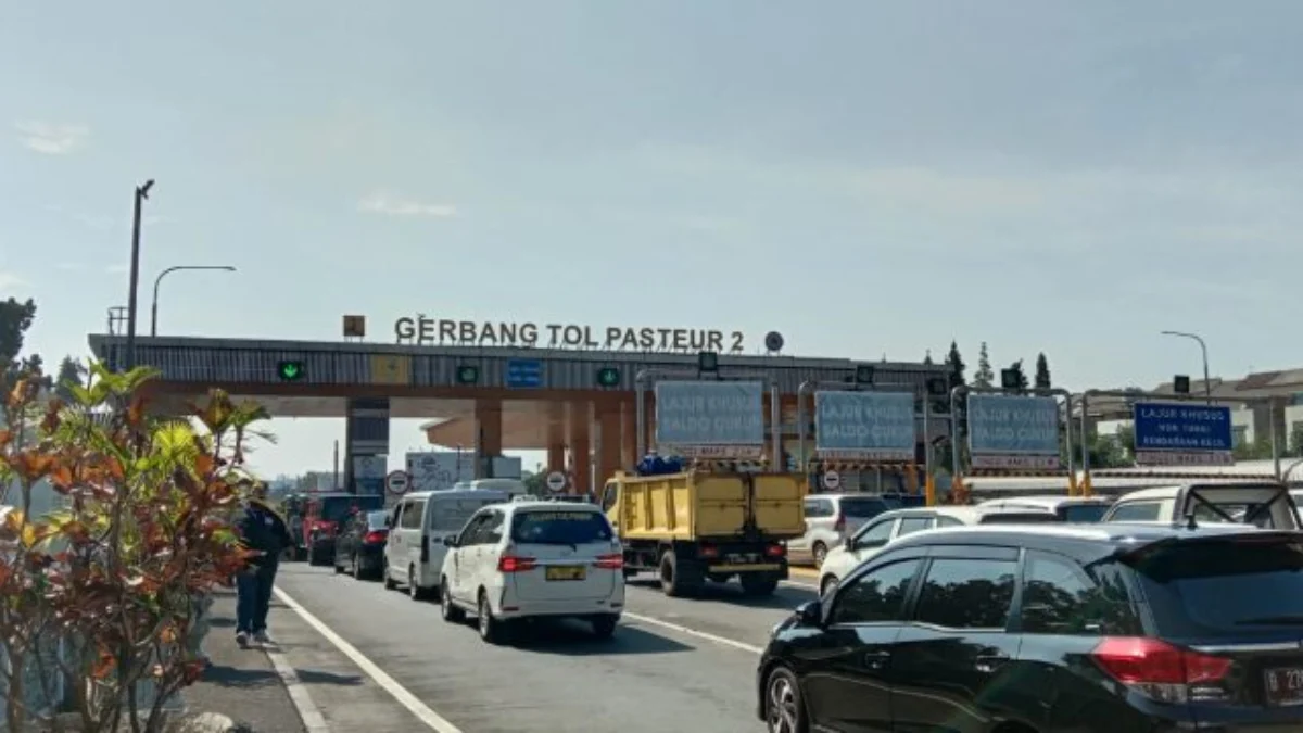 Ist. Kepadatan arus lalu lintas di ruas tol. Foto. Sandi Nugraha.
