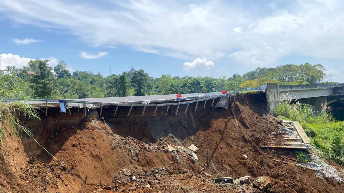 Kondisi ruas jalan Tol Bocimi KM 64 pasca longsor, Kamis (4/4).