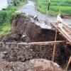 Kondisi jalan penghubung antar dua kecamatan di Kampung Bojongkoneng, Desa Bojongkoneng, Kecamatan Ngamprah, KBB. Kamis (4/4). Foto Jabarekspres