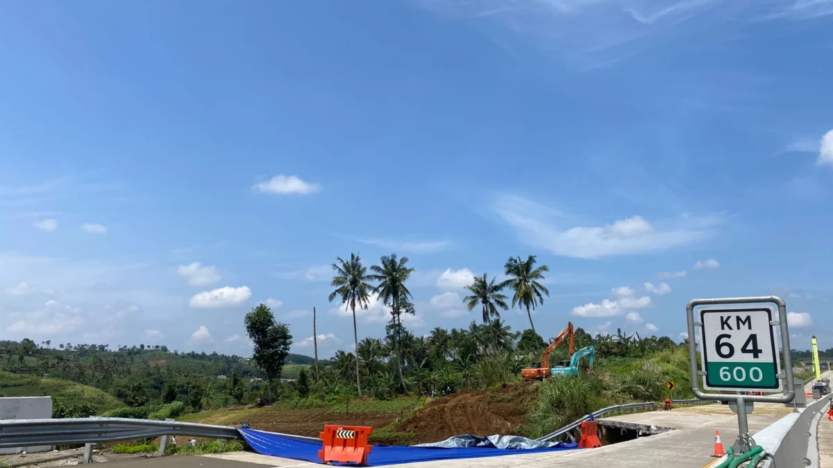 Kondisi ruas jalan Tol Bocimi KM 64 pasca longsor, Kamis (4/4).