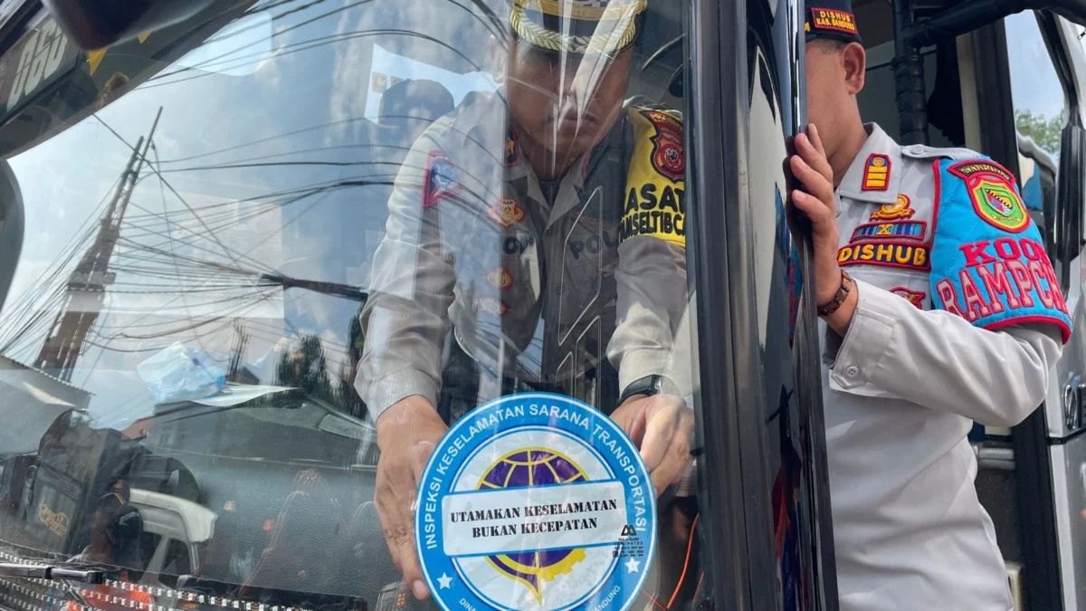 Satlantas Polresta Bandung bersama Dinas Perhubungan Kabupaten Bandung Lakukan Ramp Check Kendaraan Angkutan Umum Jelang Mudik Lebaran 2024 di PO Bus DNH Trans, Cileunyi, Kabupaten Bandung pada Kamis (4/4/2024). Foto Istimewa