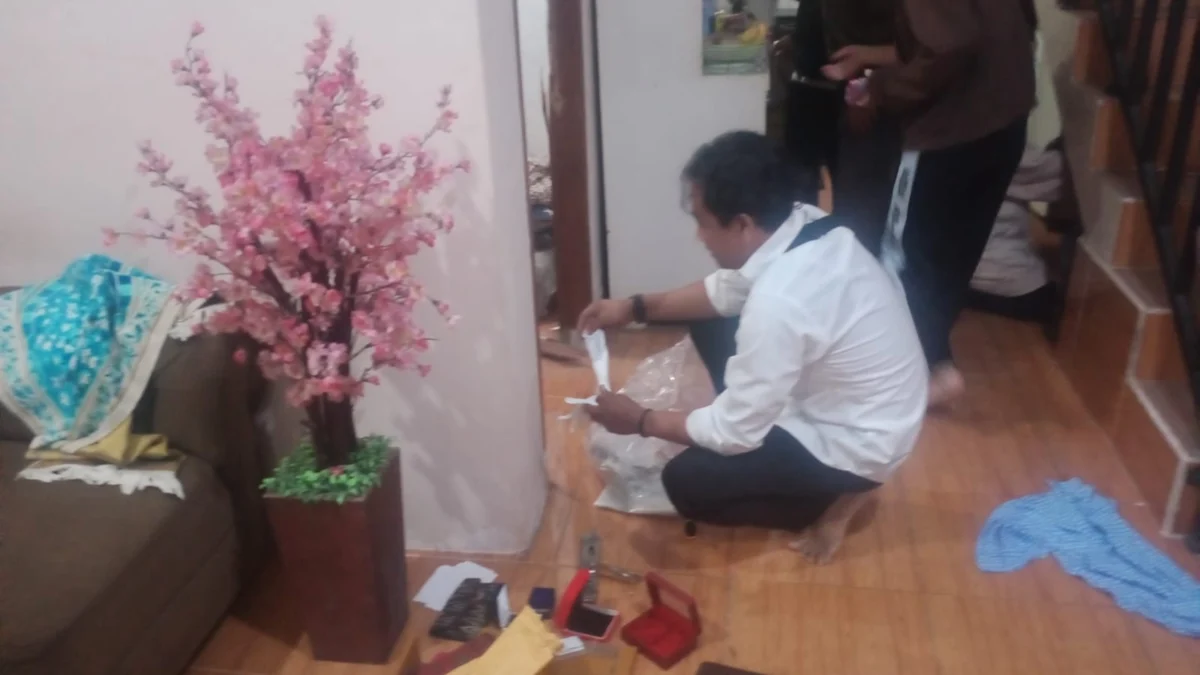 Rumah Warga di Bogor Dibobol Maling, Puluhan Juta dan Perhiasan Raib Pihak kepolisian saat melakukan olah TKP di Kota Batu, Desa Ciomas, Kabupaten Bogor.